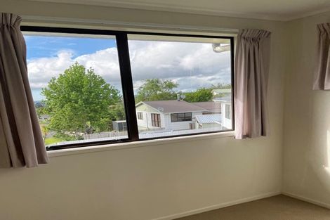 Photo of property in 8 Louise Place, West Harbour, Auckland, 0618