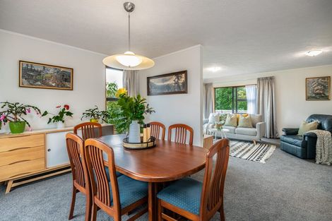 Photo of property in 16 Romney Square, Tawa, Wellington, 5028