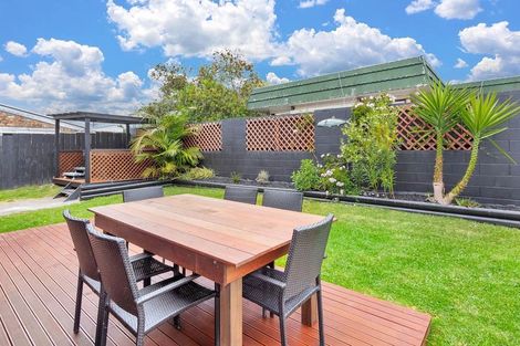Photo of property in 3/98 Roberts Road, Te Atatu South, Auckland, 0610