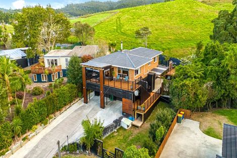 Photo of property in 19 Grassmere Road, Henderson Valley, Auckland, 0612