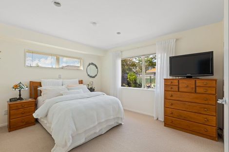 Photo of property in 94 Lakeside Drive, Orewa, 0931