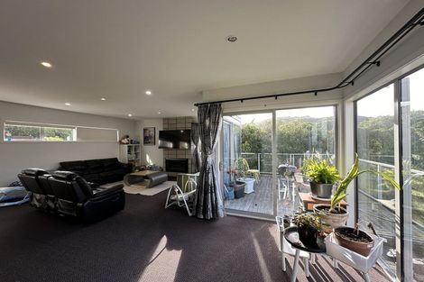 Photo of property in 11 Bendigo Grove, Newlands, Wellington, 6037