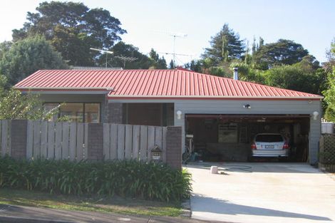 Photo of property in 2/25 Greenvalley Rise, Glenfield, Auckland, 0629