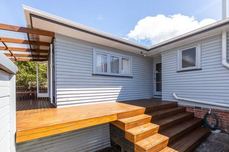 Photo of property in 102 Taikata Road, Te Atatu Peninsula, Auckland, 0610