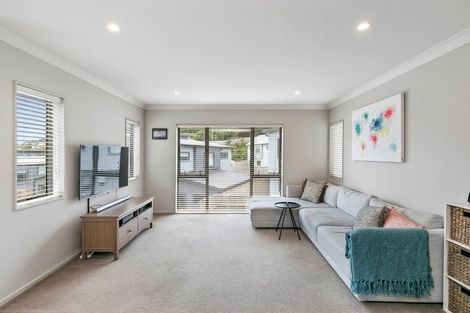 Photo of property in 61 Glanmire Road, Newlands, Wellington, 6037