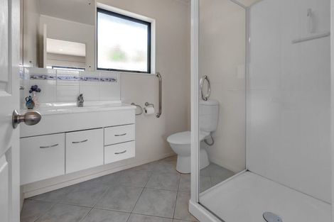 Photo of property in 32 Bermuda Place, One Tree Point, 0118