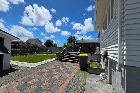 Photo of property in 9 Sylvan Crescent, Te Atatu South, Auckland, 0610