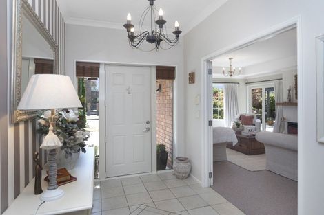 Photo of property in 10 Willowview Drive, Redwood, Christchurch, 8051
