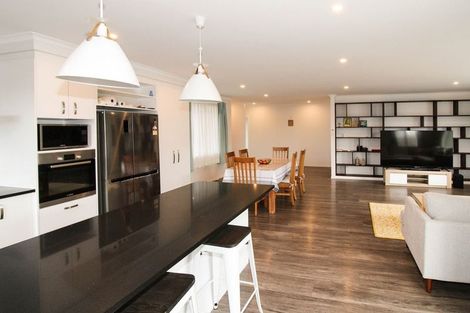 Photo of property in 2 Routhan Way, Carterton, 5713