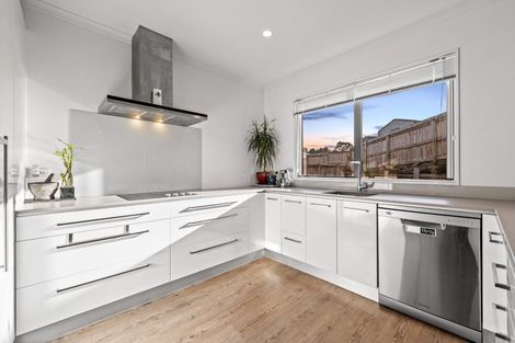 Photo of property in 22 William Wallbank Crescent, Swanson, Auckland, 0614