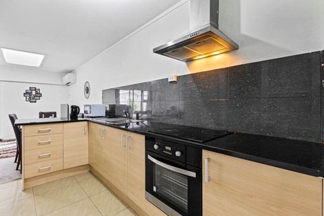 Photo of property in 2/76 Kenderdine Road, Papatoetoe, Auckland, 2025