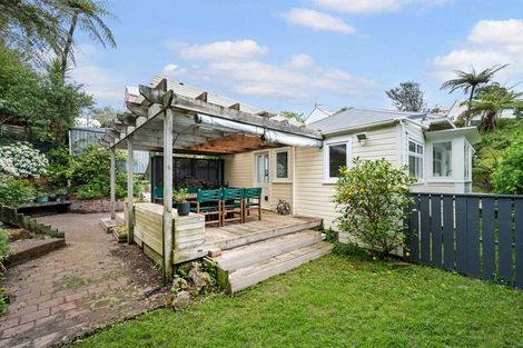 Photo of property in 16 Albemarle Road, Northland, Wellington, 6012