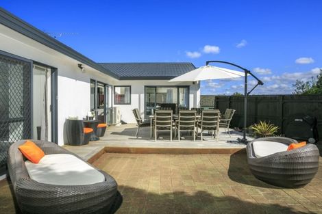 Photo of property in 15 Thornbill Rise, Unsworth Heights, Auckland, 0632