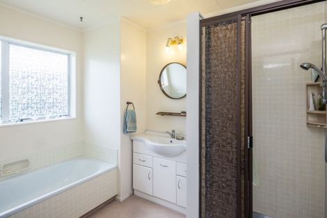 Photo of property in 60 Rewarewa Crescent, Waikanae, 5036