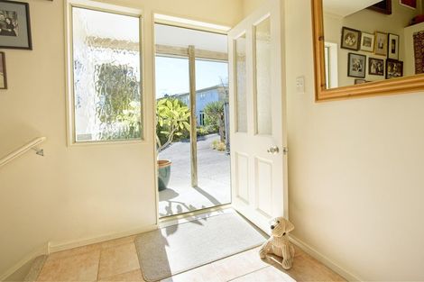 Photo of property in 2/30 Sunset Road, Unsworth Heights, Auckland, 0632