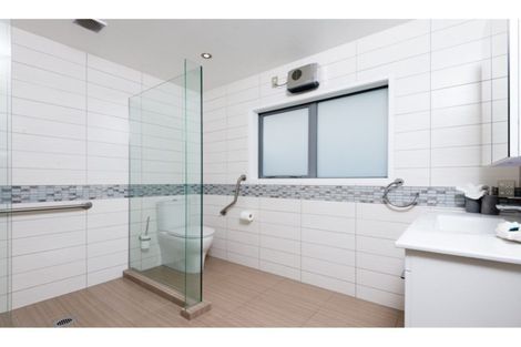 Photo of property in 39 Royal View Road, Te Atatu South, Auckland, 0610