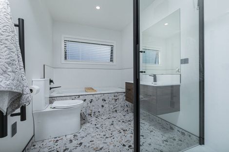 Photo of property in 2a Roland Road, Greenhithe, Auckland, 0632