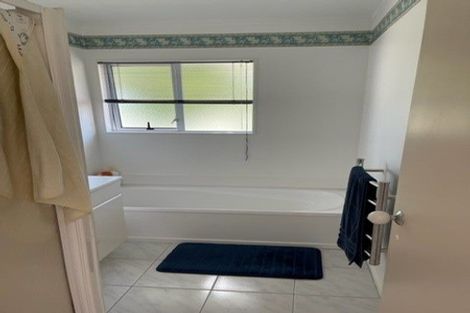 Photo of property in 35 Rifleman Rise, Unsworth Heights, Auckland, 0632