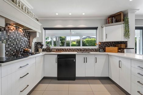 Photo of property in 5 Tamati Place, Merrilands, New Plymouth, 4312