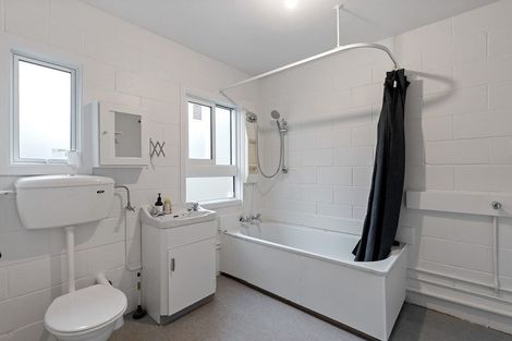 Photo of property in 175a Queens Drive, Lyall Bay, Wellington, 6022