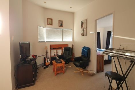 Photo of property in 21 Springwater Vale, Unsworth Heights, Auckland, 0632
