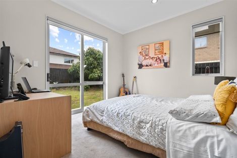 Photo of property in 16 Kirikiri Drive, Papakura, 2110