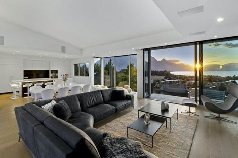 Photo of property in 9 Garland Terrace, Kelvin Heights, Queenstown, 9300