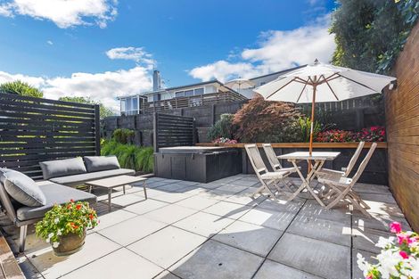 Photo of property in 15 Donovan Avenue, Massey, Auckland, 0614