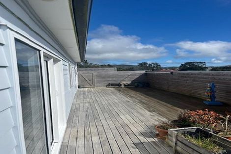 Photo of property in 3 Balmain Street, Newlands, Wellington, 6037