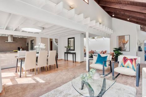 Photo of property in 7 Cobblestone Lane, Hillcrest, Auckland, 0627