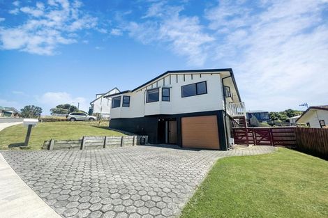 Photo of property in 7 Sunhaven Drive, Newlands, Wellington, 6037
