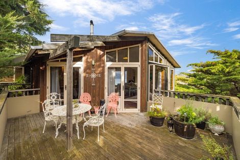 Photo of property in 15 Harmans Road, Lyttelton, 8082