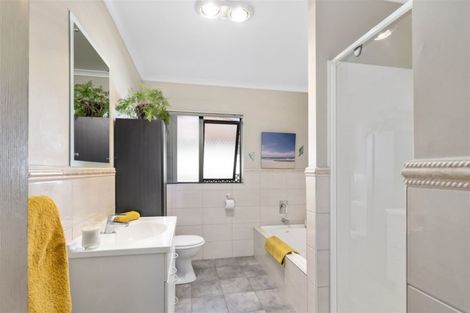 Photo of property in 9 Cloghan Close, Massey, Auckland, 0614