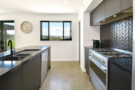 Photo of property in 87 Sheffield Road, Helensville, 0875