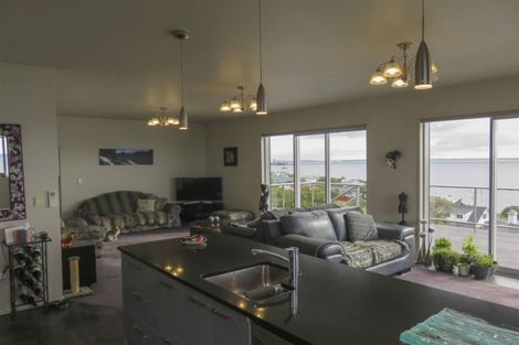 Photo of property in 86 Marine Parade, Bluff, 9814