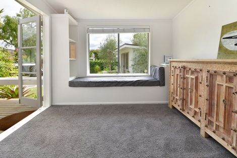 Photo of property in 18 Walton Street, Red Beach, 0932