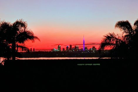 Photo of property in 1 Sunrise Lane, Te Atatu South, Auckland, 0610