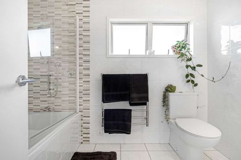 Photo of property in 2/1 Woodside Road, Massey, Auckland, 0614