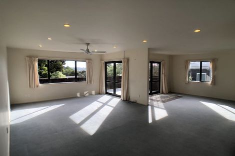 Photo of property in 12 Springwater Vale, Unsworth Heights, Auckland, 0632