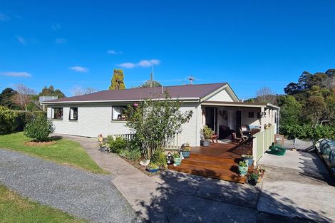 Photo of property in 15 Driving Creek Road, Coromandel, 3506