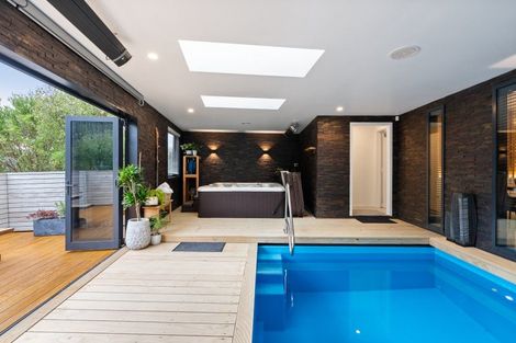 Photo of property in 5 Riroriro Close, Crofton Downs, Wellington, 6035