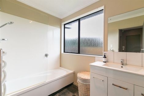 Photo of property in 9 Dalmatia Place, Henderson, Auckland, 0612