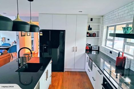 Photo of property in 17 Golf Road, New Lynn, Auckland, 0600