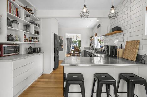 Photo of property in 25 Marine Parade, Eastbourne, Lower Hutt, 5013