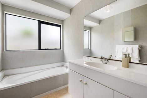 Photo of property in 2/18 Altair Place, Windsor Park, Auckland, 0632