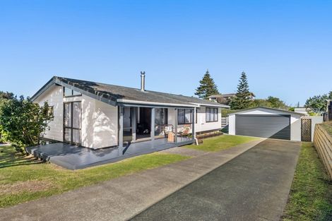 Photo of property in 3 Tasman Road, Otaki Beach, Otaki, 5512