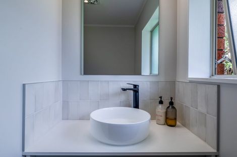 Photo of property in 1a Compass Place, Te Atatu Peninsula, Auckland, 0610