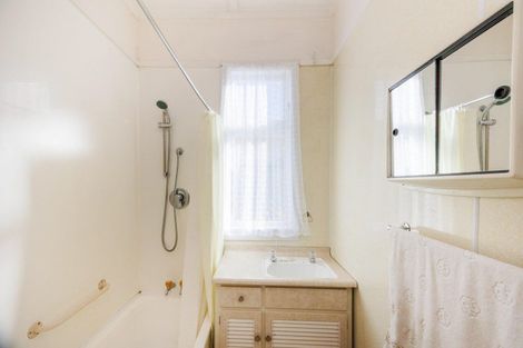 Photo of property in 74 Shamrock Street, Takaro, Palmerston North, 4412