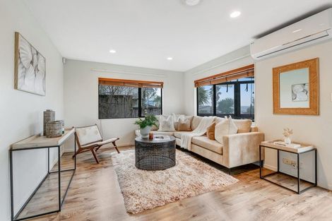 Photo of property in 1/21 Jumento Place, Unsworth Heights, Auckland, 0632