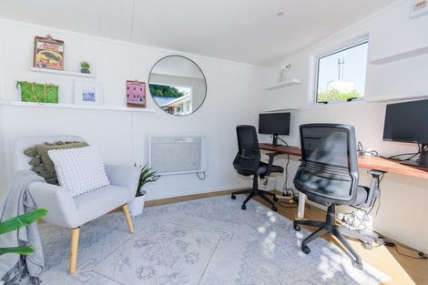 Photo of property in 10 Cotswold Crescent, Newlands, Wellington, 6037